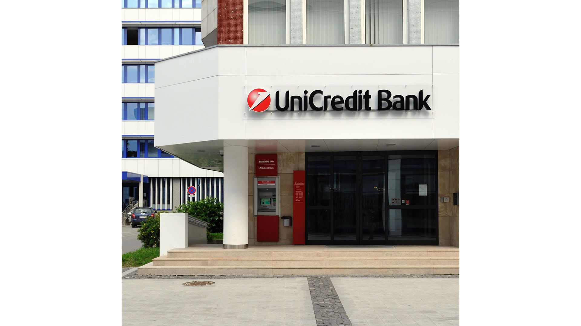 Pohľad na vstup do banky Unicredit bank