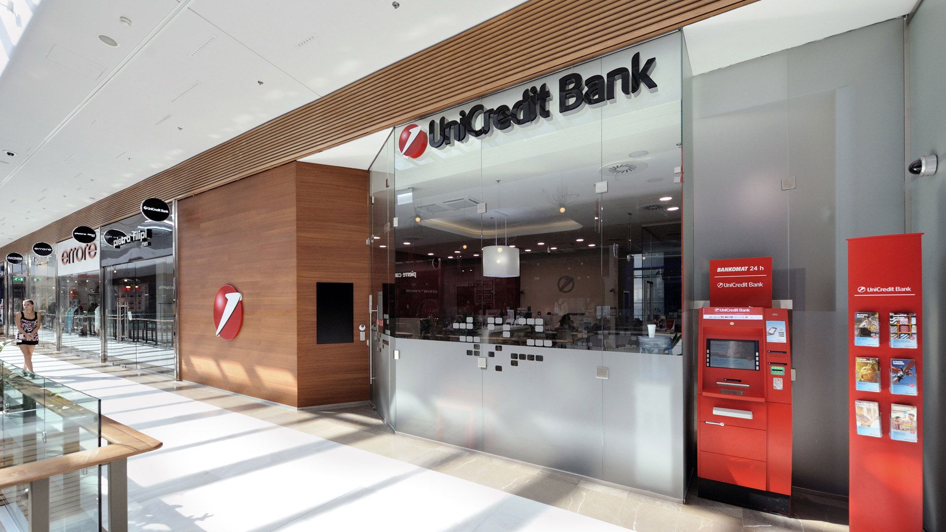 Pohľad na pobočku UniCredit bank z priestorov nákupného centra